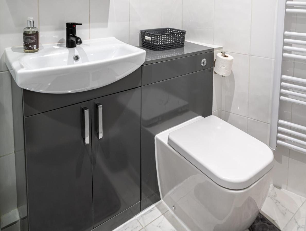 Luxury One Bedroom Guesthouse M6, Junction 10 Walsall Willenhall Εξωτερικό φωτογραφία